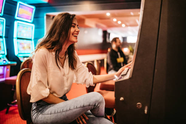 tante77 platform interface showing slot games, live-dealer tables, and sportsbook sections
